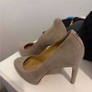 AUTHENTIC Coach Daisee
Suede Heel